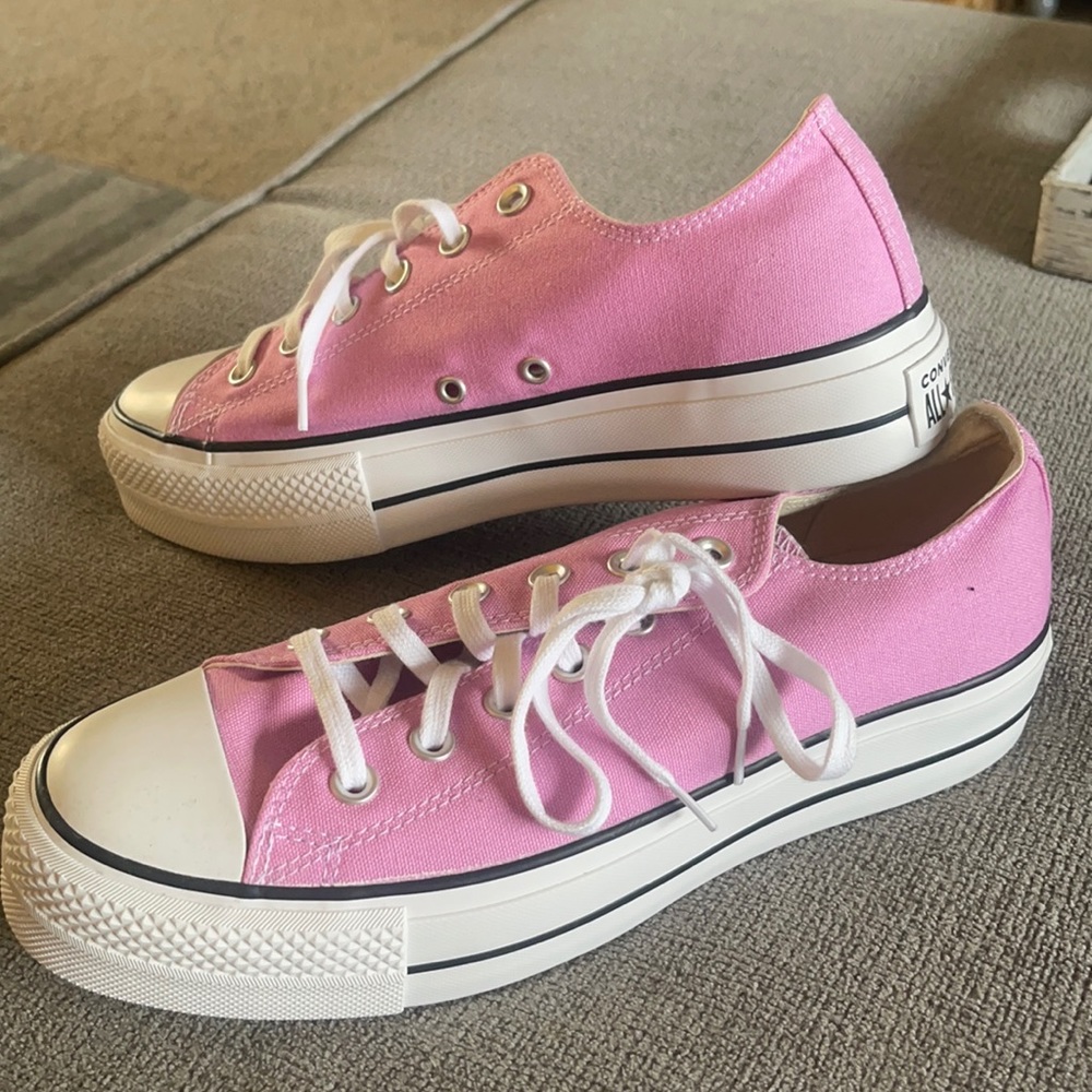 Brand New Women’s Pink converse US size 10